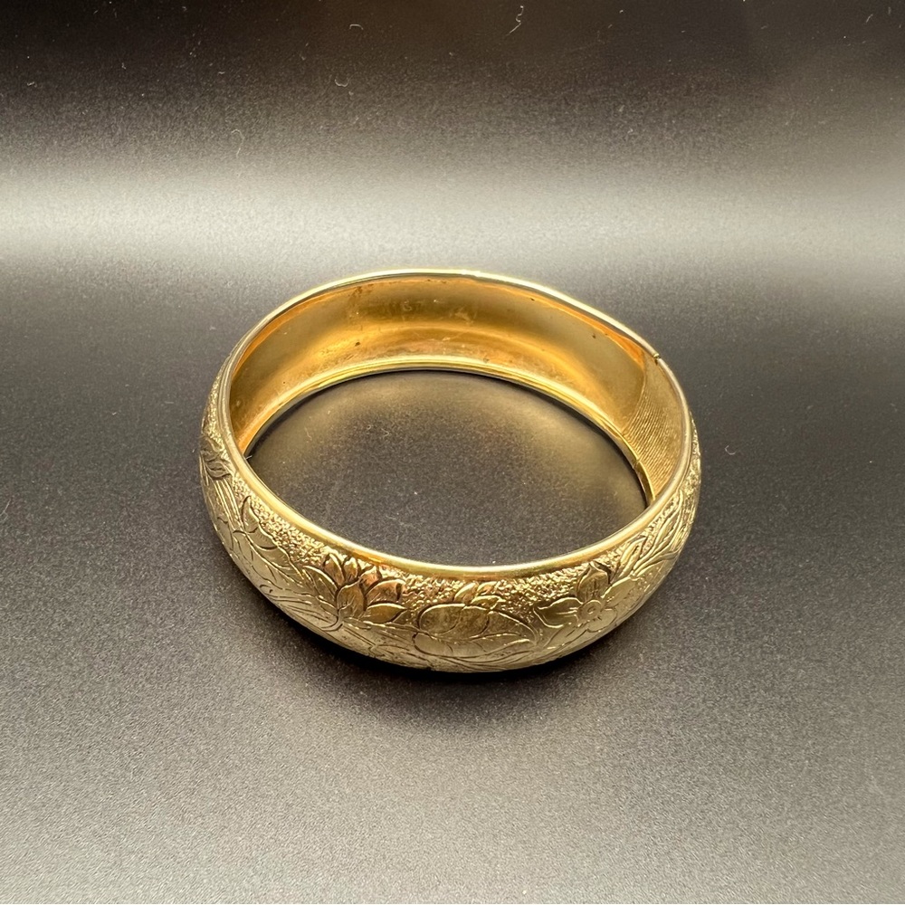 Gorgeous, gold tone, vintage bangle bracelet